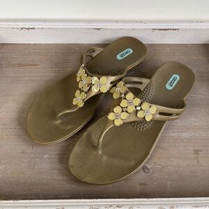 Oka-B Flip Flop Sandals Gold With Yellow Gold Enamel Flowers Women’s ML 8.5-9.5